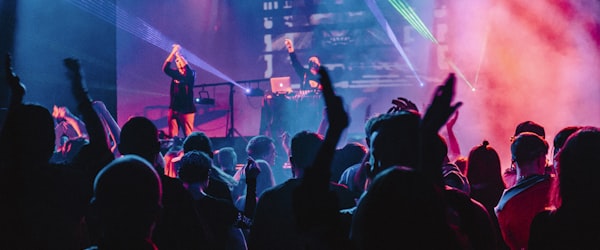 球迷互动社区场景 - 球迷们在线上论坛热烈讨论比赛