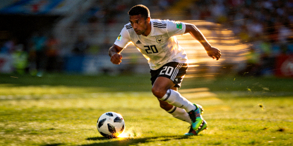 球星特写 - 著名足球运动员在比赛中带球突破的瞬间